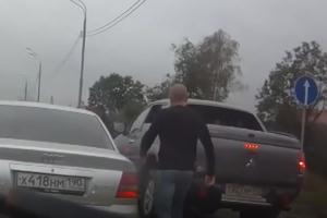 GDE SI POŠAO?! Pun sebe krenuo da se obračuna sa vozačem automobila, ali naleteo je na nekog jačeg od sebe! (VIDEO)