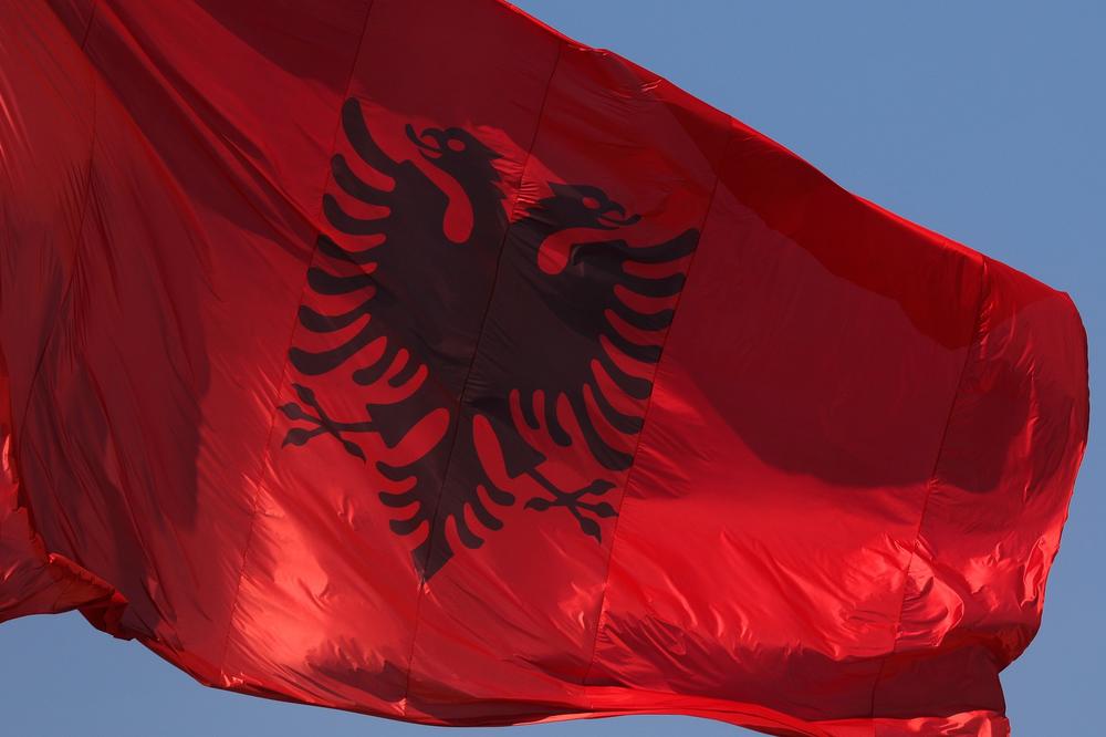 SKANDAL U BARU! Razvio albansku zastavu, PROTERAN IZ CRNE GORE! Albanac kažnjen i sa 300 evra!