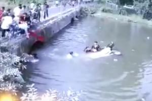 HOROR U INDIJI: Auto posle sudara sa kamionom upao u vodu! Vozač pokušao da izbaci dete na most, ali ga nisu uhvatili! (VIDEO)