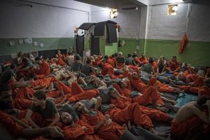 OVAJ SIRIJSKI ZATVOR JE PAKAO NA ZEMLJI: U njemu robija oko 5.000 opasnih džihadista, spavaju jedni preko drugih, imaju otvorene rane i zaraženi su sidom i hepatitisom! (FOTO)