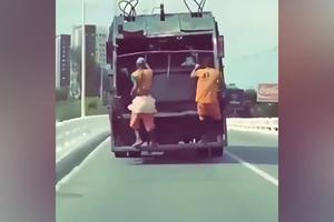 POTPUNI HIT U GRADU! Njih dvojica uz muziku razvoze gradsko smeće na deponiju i sve vreme radosno igraju i pevaju na kamionu! (VIDEO)