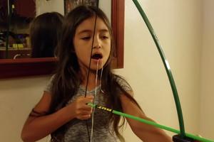 ZUBIĆ VILA! Pogledajte kako ova hrabra devojčica sama vadi zub! (VIDEO)