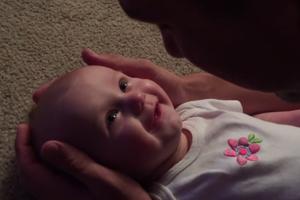 DA SE ISTOPIŠ! Ovo je najslađa reakcija bebe na tatino pevanje! (VIDEO)