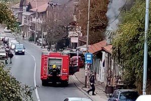 POŽAR U PROKUPLJU, DIM KULJA IZ PRODAVNICE: Prolaznici primetili da gori krov, plaše se da vatra ne pređe na obližnje kuće (FOTO)