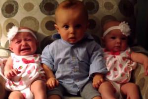 NIŠTA MU NIJE JASNO! Urnebesna reakcija dečaka koji prvi put vidi blizance! (VIDEO)