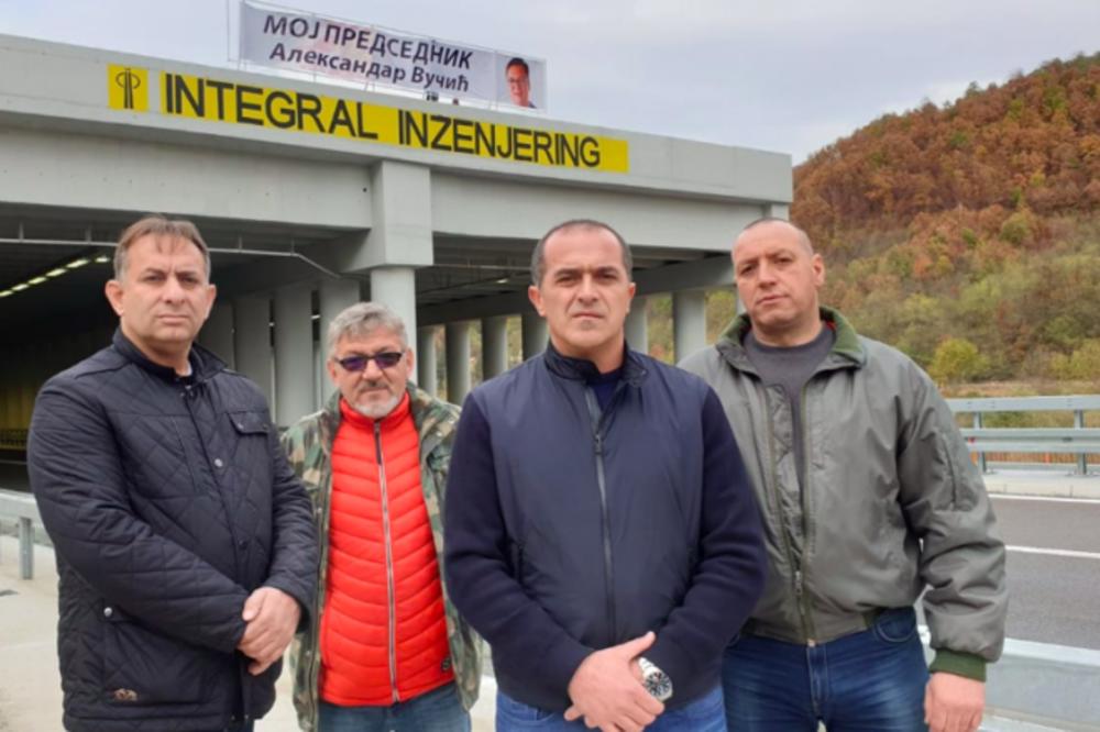 BASTAĆ SKINUO NATPIS SA LIKOM VUČIĆA I DODIKA IZNAD TUNELA, ALI JE DANAS VRAĆEN: Aktivisti SNS iz Vranja iznad tunela okačili novi transparent MOJ PREDSEDNIK ALEKSANDAR VUČIĆ (FOTO)