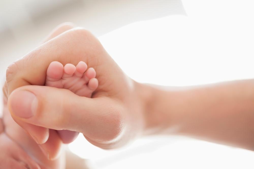 PORODILA SE MAKEDONKA ZARAŽENA KORONA VIRUSOM: Beba zadržana na intenzivnoj nezi jer je prevremeno rođena