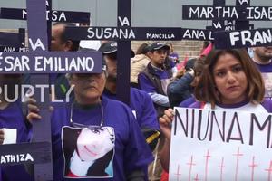 MARŠ ZA UBIJENE I NESTALE U MEKSIKU: Porodice ubijenih žena i devojčica prošetale prestonicom, traže pravdu za svoje najmilije! (VIDEO)