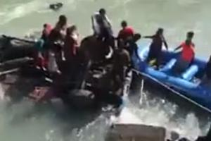 RASTE BROJ ŽRTAVA JEZIVE NESREĆE U NEPALU: Prepun autobus sleteo u reku, poginulo najmanje 17 ljudi! (VIDEO)