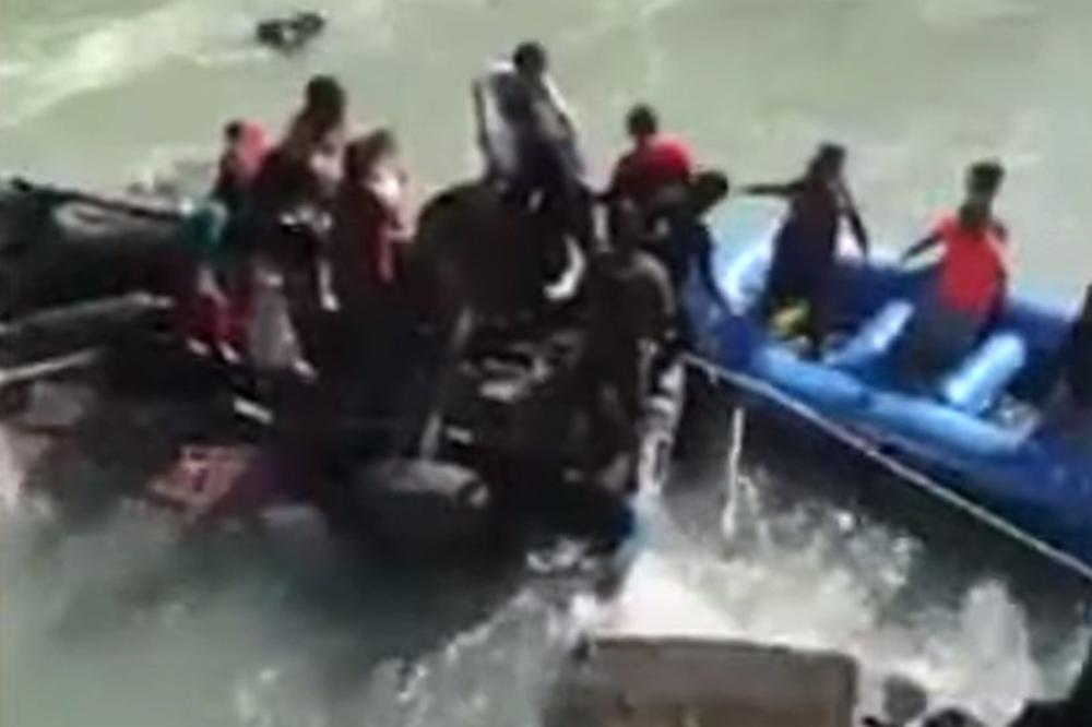 RASTE BROJ ŽRTAVA JEZIVE NESREĆE U NEPALU: Prepun autobus sleteo u reku, poginulo najmanje 17 ljudi! (VIDEO)