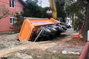 KAMION UPAO U RUPU: Potpuno se izokrenuo na gradilištu u Zemunu (FOTO)