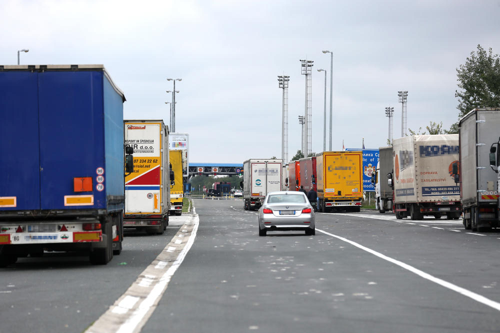 VANREDNO STANJE, ALI NA BATROVCIMA: Kamioni i šleperi čekaju po 8 sati da uđu u Hrvatsku