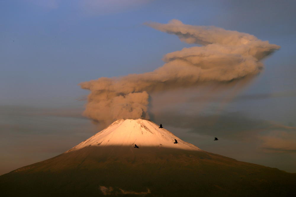 POPOKATEPETL IZAZVAO HAOS NA AERODROMIMA U MEKSIKU: Vulkan eruptirao 13 puta za 24 časa