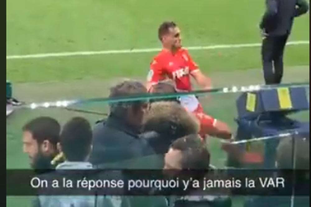 IZGUBIO ŽIVCE: Igrač Monaka bes iskalio na VAR monitoru! Hit scena (VIDEO)