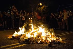 SEPARATISTI U KATALONIJI BESNI ZBOG POSETE KRALJEVSKE PORODICE: Novi protesti u Barseloni, demonstranti palili slike kralja Felipea VI! (VIDEO)