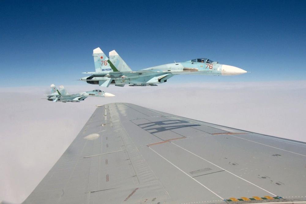 DRAMA NAD BALTIČKIM MOREM: Dva ruska lovca Su-27 presrela američki bombarder