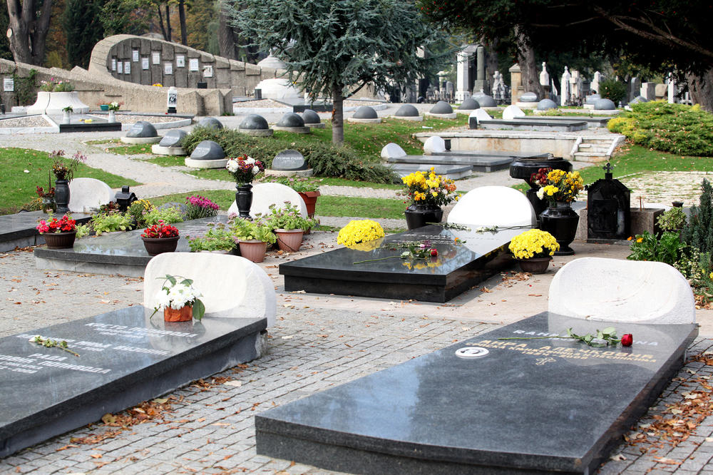 KRIZNI ŠTAB STRAHUJE OD ZADUŠNICA: Masovno okupljanje u subotu moguća kovid bomba, ovo je naloženo upravi svakog groblja u Srbiji
