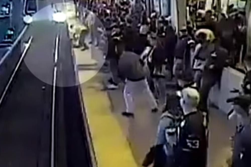 SNIMAK OD KOGA VAM NEĆE BITI DOBRO: Čovek pao na šine, a voz je jurio pravo ka njemu! Ovom heroju je bila dovoljna jedna sekunda! (VIDEO)