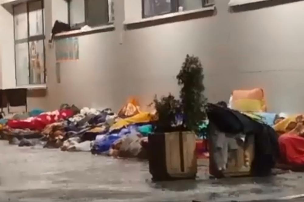 POTRESNE SCENE U TUZLI: Migranti spavaju na stanici na kiši, voda se samo sliva oko njih! Ovom gradu preti humanitarna katastrofa (VIDEO)