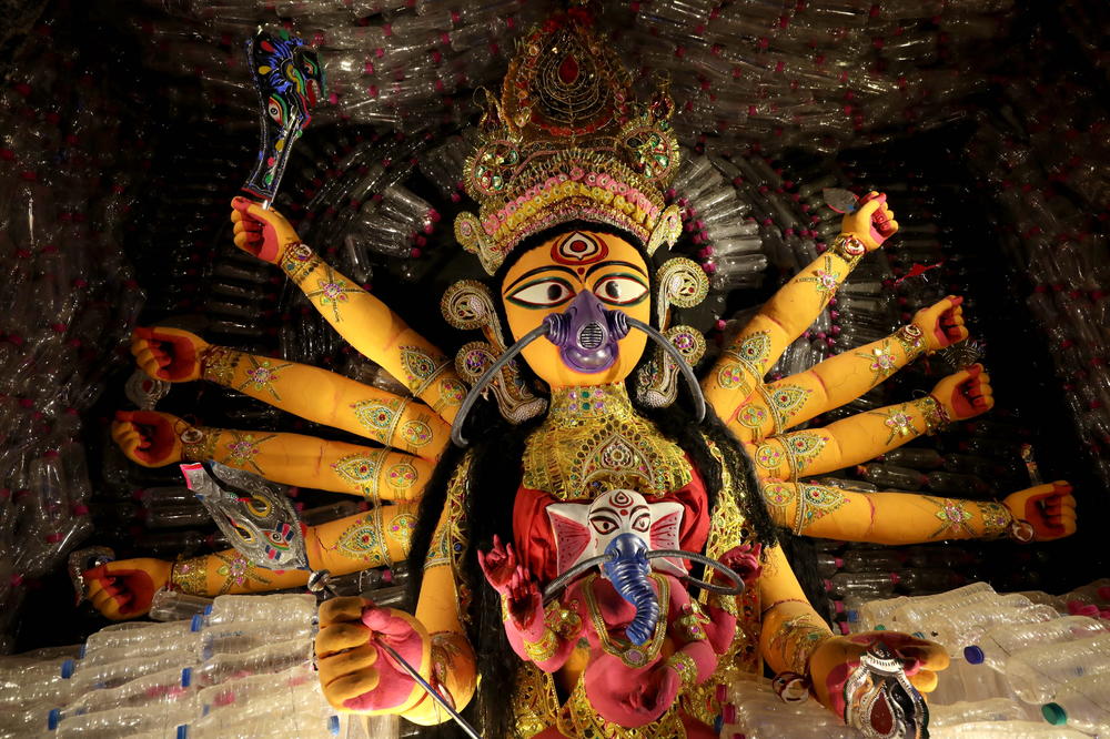 NI BOGOVI NE MOGU DA DIŠU: Zagađenje se toliko pogoršalo da čak i statue u hramovima imaju maske preko lica (FOTO, VIDEO)