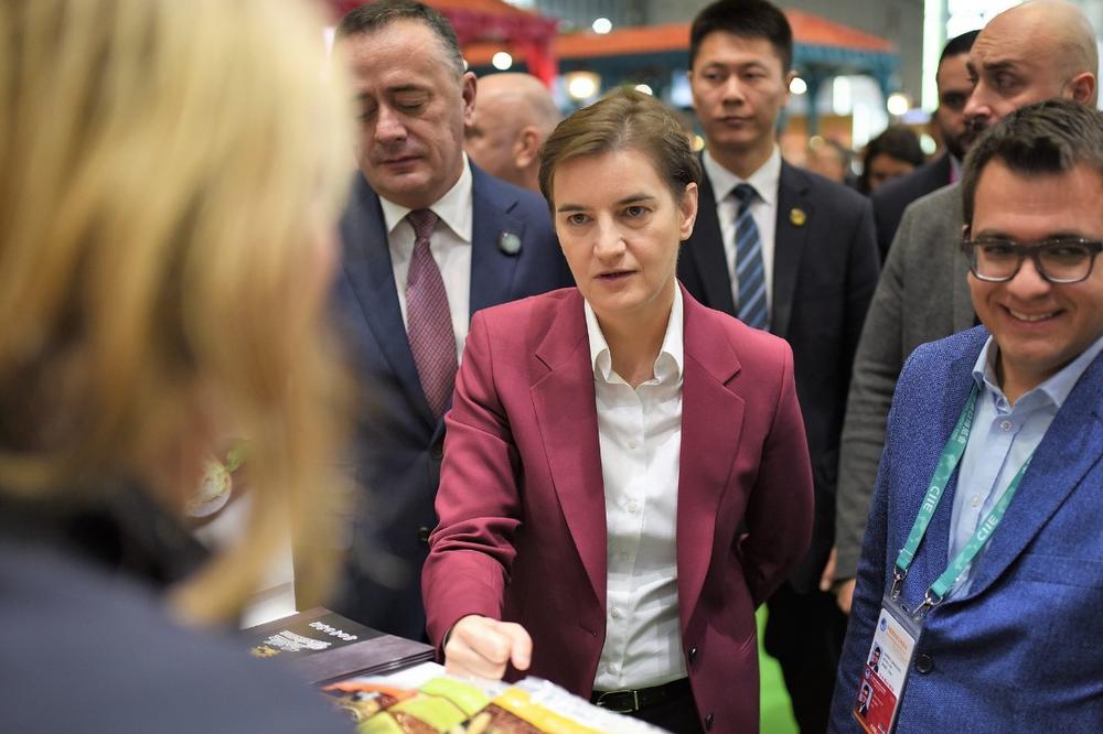 PREMIJERKA BRNABIĆ U KINI: Obišla štand Srbije na EXPO u Šangaju, pa ambasadorki Čen Bo kupila srpsku čokoladu sa tartufima! Posetila i najveću azijsku luku za kruzere