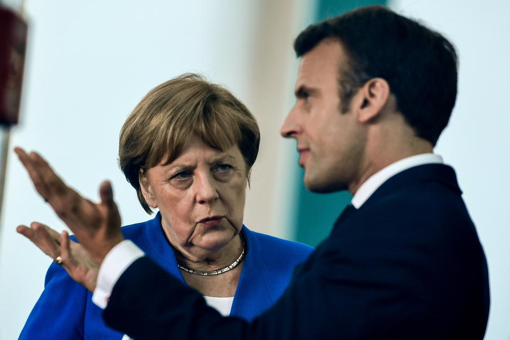 U klinču... Kancelarka  Angela  Merkel  i predsednik  Emanuel  Makron