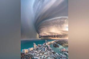 OPASAN, A ZADIVLJUJUĆE LEP! Ovako je izgledao uragan Dorijan iznad Floride! (VIDEO)