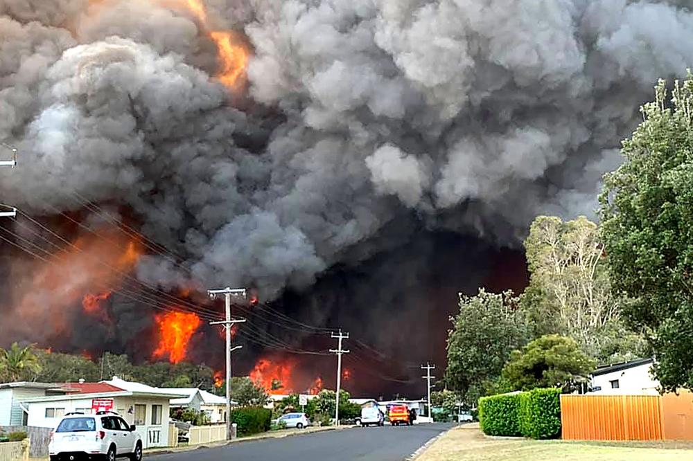 STRAVIČNI ŠUMSKI POŽARI BESNE U AUSTRALIJI: Više gradova je evakuisano, 1.000 vatrogasaca se bori sa vatrenom stihijom, nastradalo je oko 350 koala! (FOTO, VIDEO)