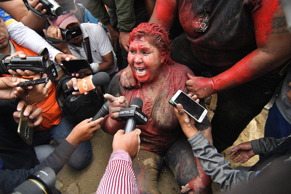 HAOS U BOLIVIJI: Demonstranti uhvatili gradonačelnicu La Paza, polili je crvenom farbom i ošišali! (FOTO, VIDEO)