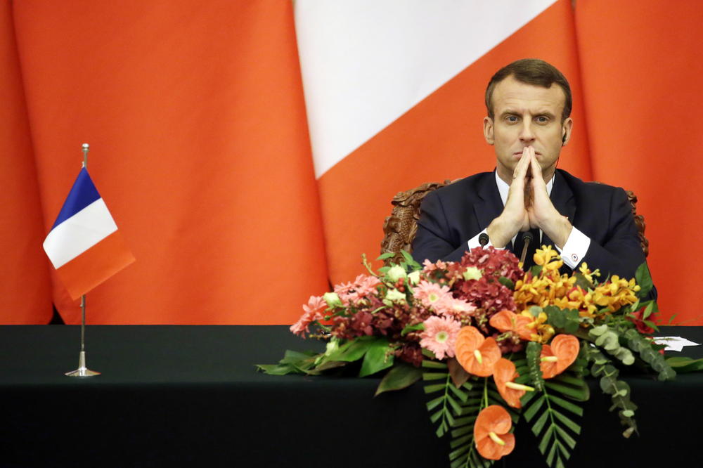 U OVOJ ZEMLJI MAKRON JE POGLAVICA: Evo kako su francuskog predsedika nazvali u Obali Slonovače (VIDEO)