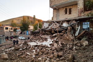 ZEMLJOTRES JAČINE 5,8 STEPENI NAPRAVIO HAOS U IRANU: Rušio kuće, stanovnici paničili! Poginulo najmanje 6 ljudi, dok je više od 300 povređeno! (FOTO, VIDEO)