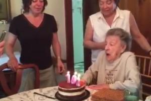 BAKA CAR! Proslavila 102.rođendan, a kada je duvala svećice ostala bez zuba! (VIDEO)