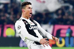 NIJE BIO SIGURAN DA JE POBEDIO: Ronaldo u kolima čekao da ga proglase najboljim u Italiji, pa došao po nagradu! (FOTO)