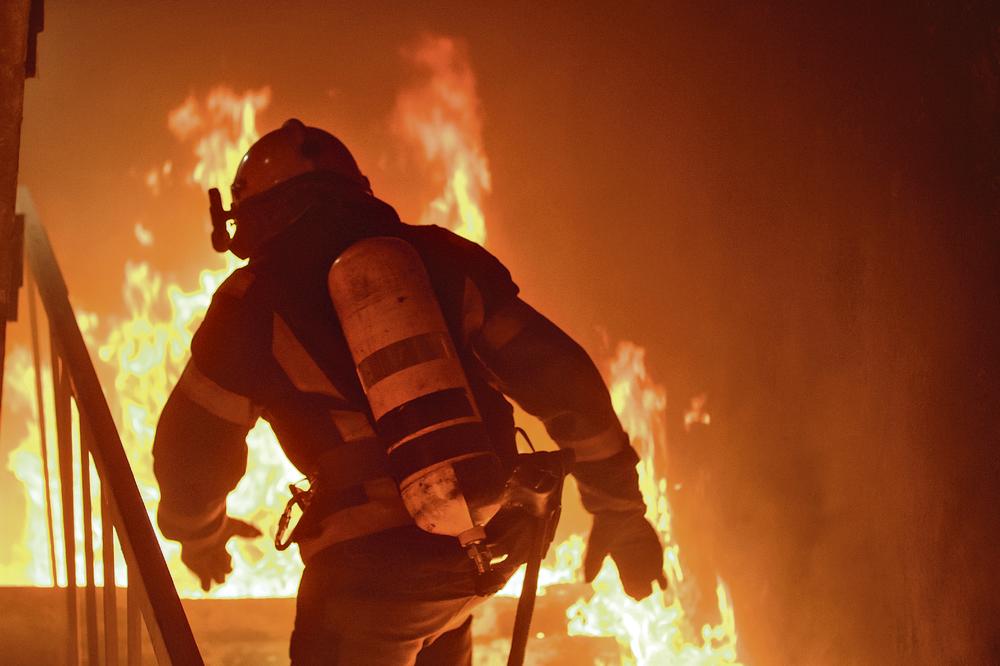 TRAGEDIJA U KRUŠEVCU: Muškarac (65) nastradao u požaru, živeo sam u trošnoj kući