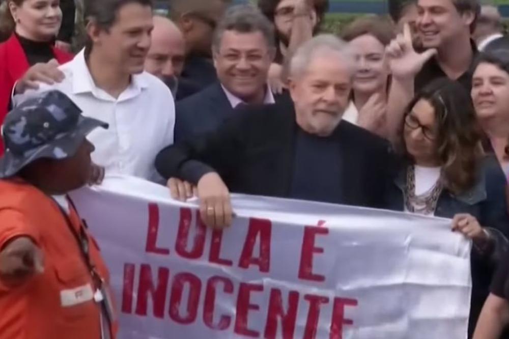 BIVŠI BRAZILSKI PREDSEDNIK PUŠTEN IZ ZATVORA: Da Silva prvo poljubio svoju devojku, više stotina pristalica se okupilo da ga pozdravi! (VIDEO)