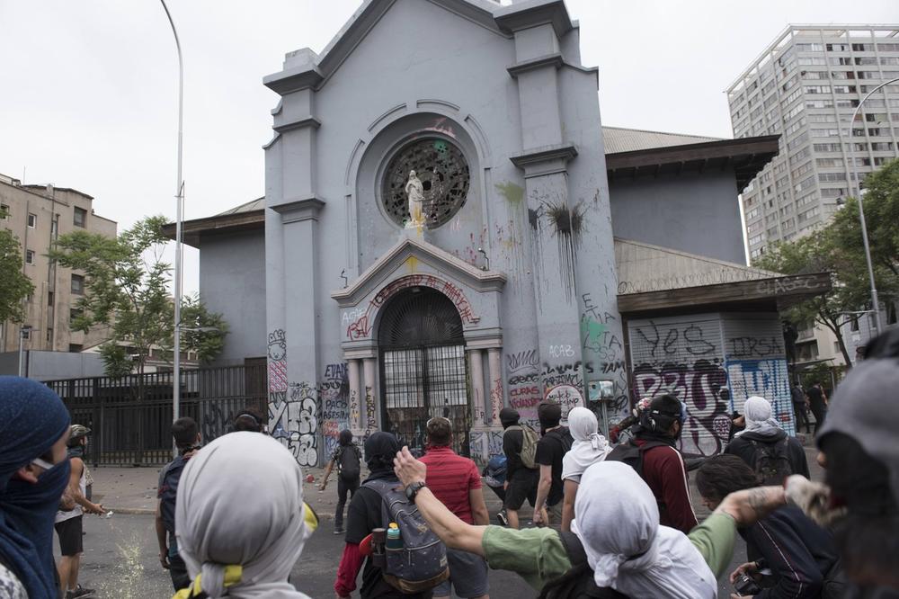 HAOS U ČILEU NE PRESTAJE: Demonstranti sa kapuljačama na glavama vandalizovali crkvu u Santjagu! (FOTO, VIDEO)