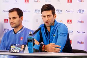 KAKVA PROVOKACIJA: Novinar postavio BEZOBRAZNO pitanje Federeru u vezi Đokovića! Novak je sedeo tik do njega i slušao odgovor! Švajcarac je ostao ZATEČEN, ali je ipak izustio par reči (FOTO)