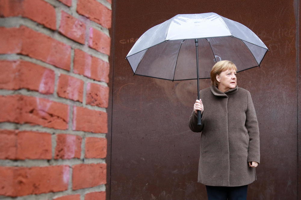 NI SLOVO O SOVJETSKOM SAVEZU! MERKELOVA PORUČILA ČEMU NAS JE NAUČIO BERLINSKI ZID: Ne postoji više nikakav zid koji može da podeli ljude ili ograniči slobodu! (FOTO)