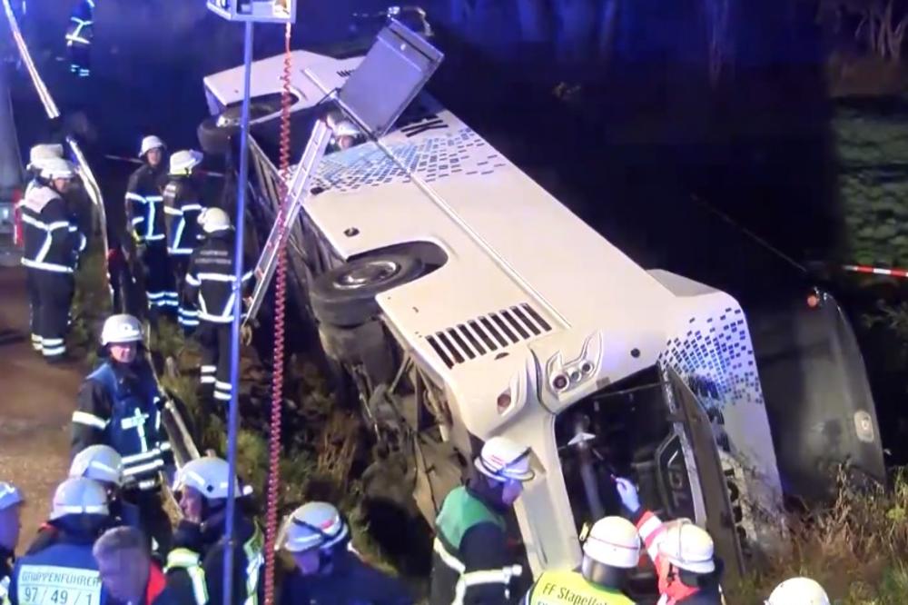 POLJSKI TURISTI PREŽIVELI HOROR: Autobu im se prevrnuo kod Hamburga, povređeno 30 putnika (VIDEO)