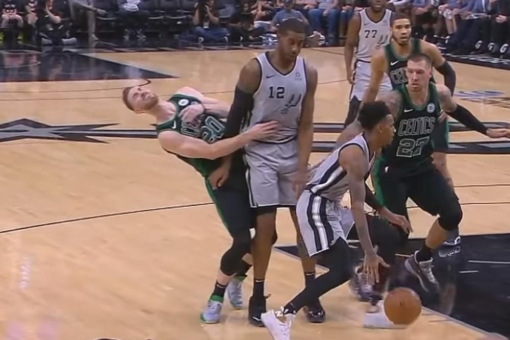 ON JE NAJMALEROZNIJI KOŠARKAŠ NBA LIGE: Igrač Bostona slomio ruku, tek što je počeo da se vraća u formu posle loma noge! Pogledajte sudar u kome je Hejvord doživeo tešku povredu (VIDEO)
