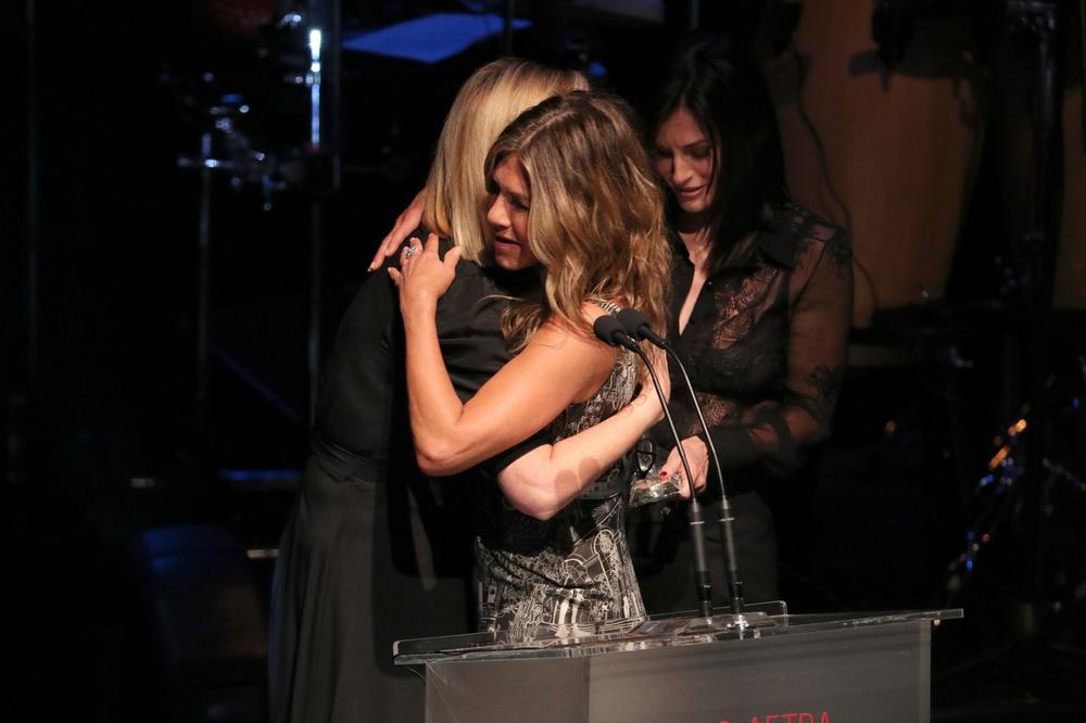 ČUVENE PRIJATELJICE SU PODELILE EMOTIVAN MOMENAT NA SCENI! Lisa i Kortni podržale Dženifer Aniston i pokazale koliko su PONOSNE na nju! (FOTO)