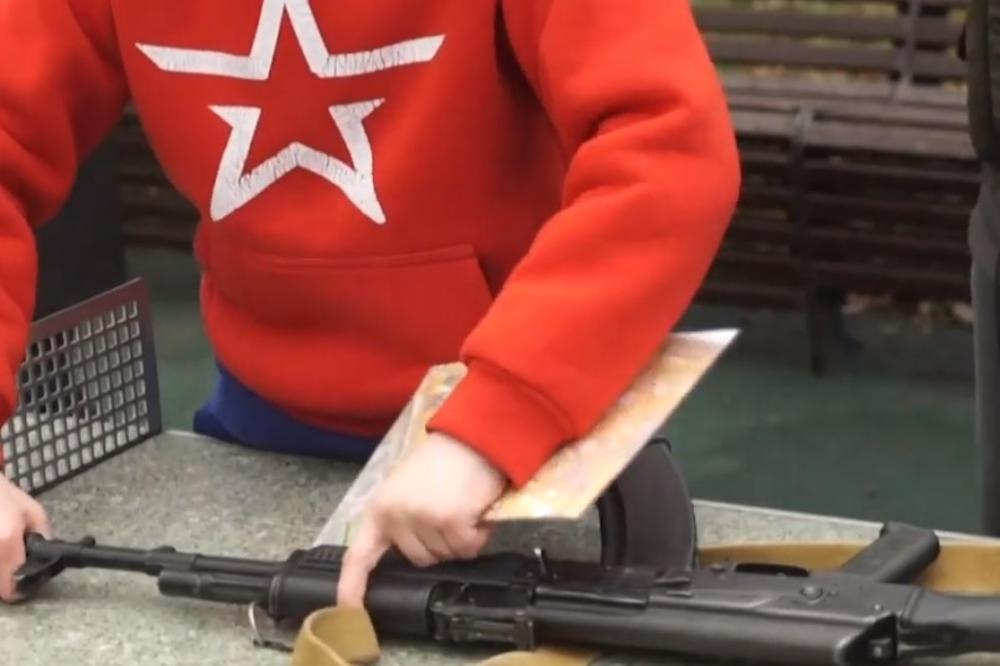 OVAKO RUSKI ĐACI RASTURAJU KALAŠNJIKOV: Neobično takmičenje u čast konstruktora AK-47 (VIDEO)