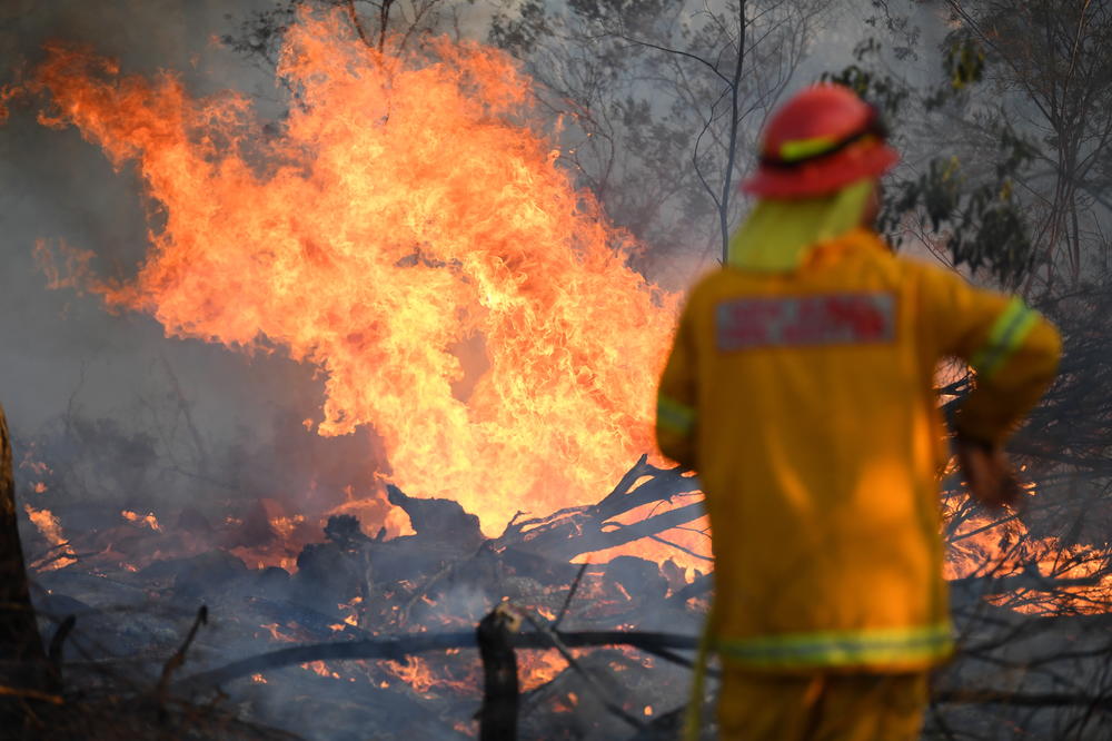 VATRENA STIHIJA NE PRESTAJE DA BESNI: Istočna obala Australije se priprema za katastrofalan dan! Bukti više od 50 požara, građani se evakuišu! (VIDEO)