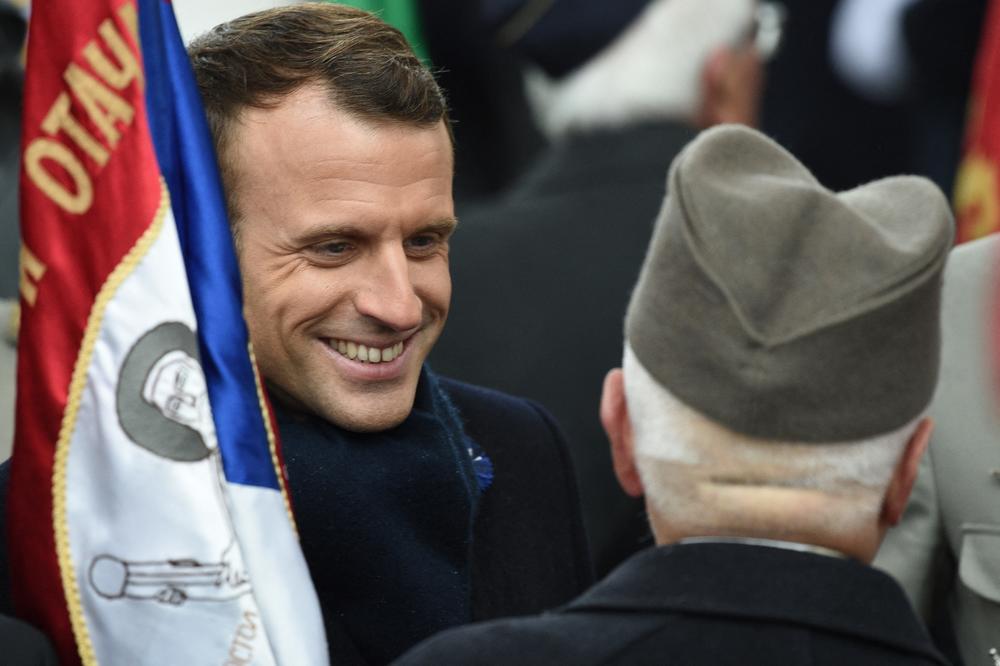 MAKRON USRED PARIZA PRIŠAO SRBINU SA ŠAJKAČOM: Dekica na proslavu doneo zastavu Gvozdenog puka i oduševio francuskog predsednika, a tu je bio i praunuk Živojina Mišića (FOTO, VIDEO)