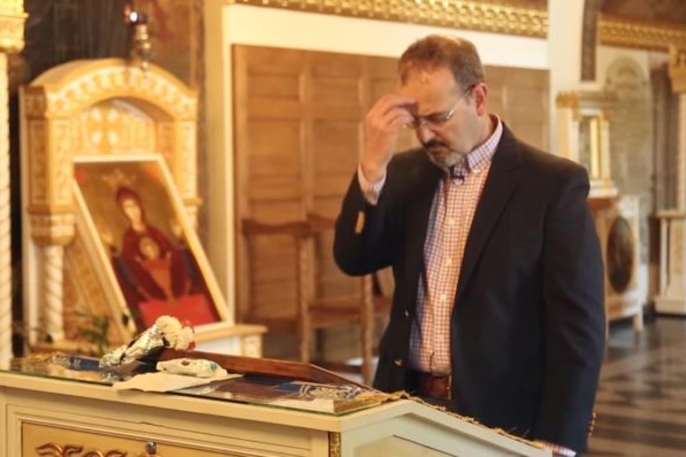 KRSTI SE SA TRI PRSTA SA DESNA NA LEVO: Novi ambasador SAD u Srbiji posetio crkvu Ružicu i ZAPALIO INTERNET (VIDEO)