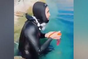 MOŽDA OČEKUJE NEMOGUĆE?! Zamislio je želju, dunuo tri puta i pustio je u vodu, ali zlatna ribica mu se uporno vraća! (VIDEO)
