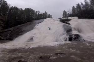 KAKO GLUPA IDEJA! Spustio se kajakom niz ogroman vodopad i uleteo među stene! (VIDEO)