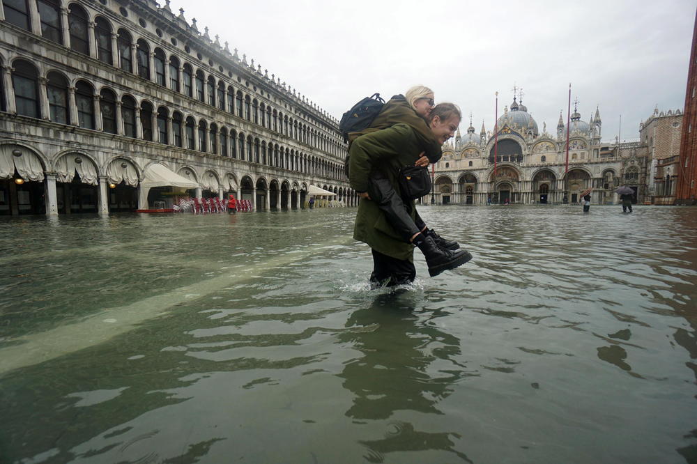 VENECIJA POD VODOM: Poplavljeni restorani, kafići, prodavnice, zatvoreni vrtići ali kiša ne misli da stane! (FOTO)