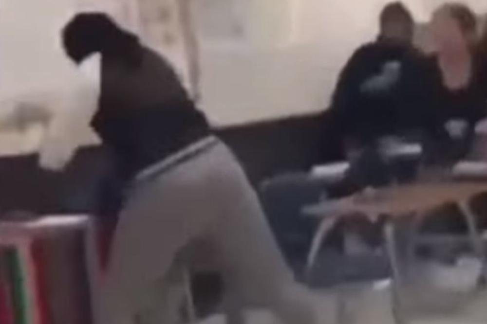 NASTAVNICA IZ PAKLA: Učenicu brutalno udarala pesnicama, a onda ju je oborila na pod i gazila po glavi svom silinom! Snimak jezivog napada šokirao je sve! (FOTO, VIDEO)