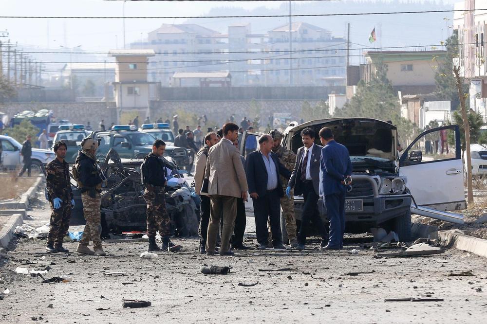 BOMBAŠ SAMOUBICA NAPAO POLICIJSKI KONVOJ: Jezive scene u centru Kabula VIDEO